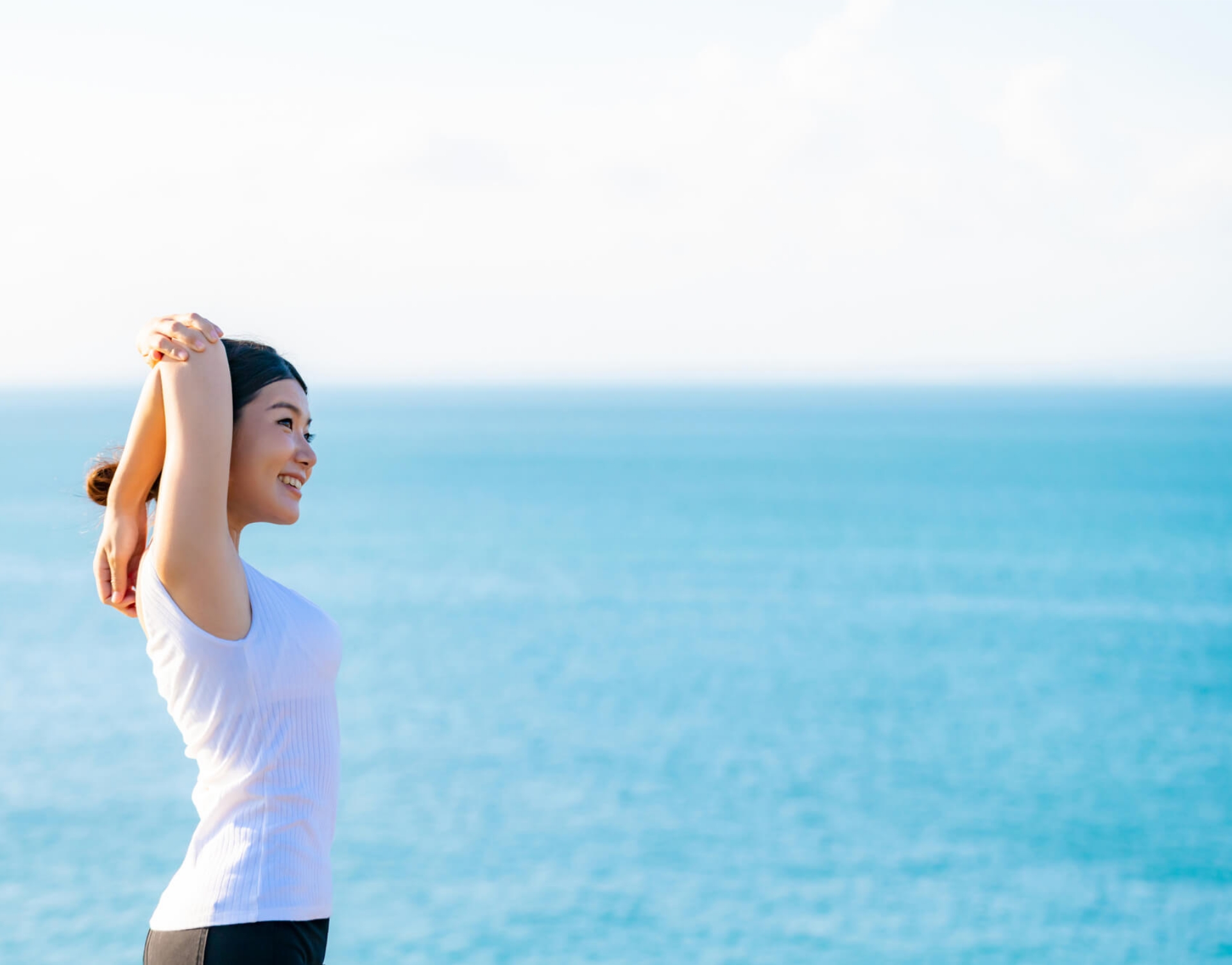 サンキョーヒカリが容器充填したゼリー・健康食品で笑顔になる健康的な女性のイメージ