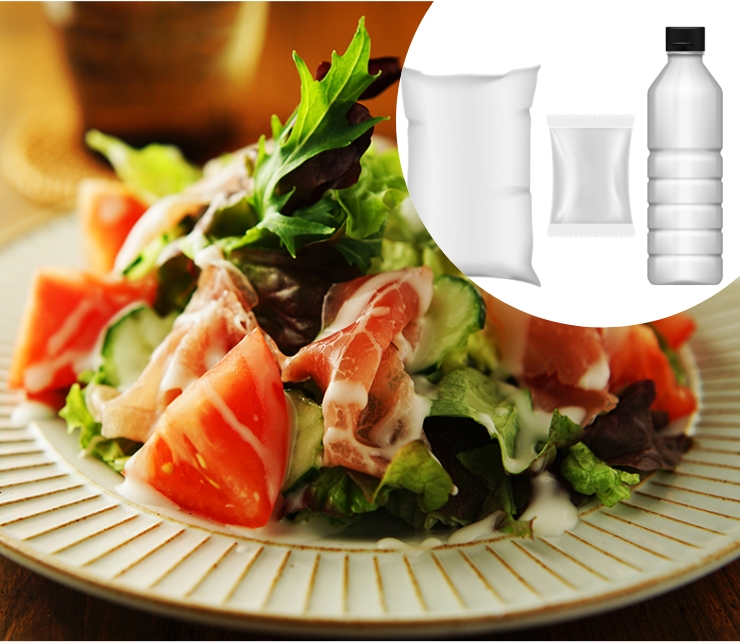 小袋・ポーションカップ・スタンドパウチへ小ロットで充填可能なサンキョーヒカリが開発した、ピロー袋・小袋・ペットボトルに充填したドレッシングをかけたサラダ