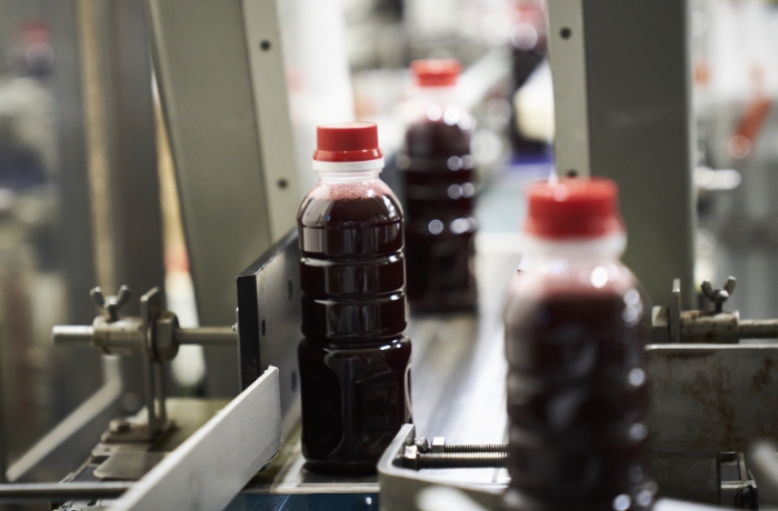 ソース・たれ・ドレッシングなど液体調味料を小袋・ポーションカップ・スタンドパウチに充填できるサンキョーヒカリ工場の様子