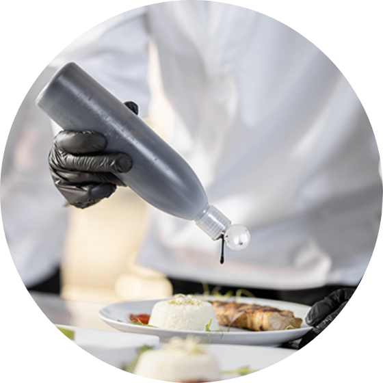 小袋・ポーションカップ・スタンドパウチへ小ロットで充填可能なサンキョーヒカリが開発した液体調味料の充填容器を使った厨房のイメージ