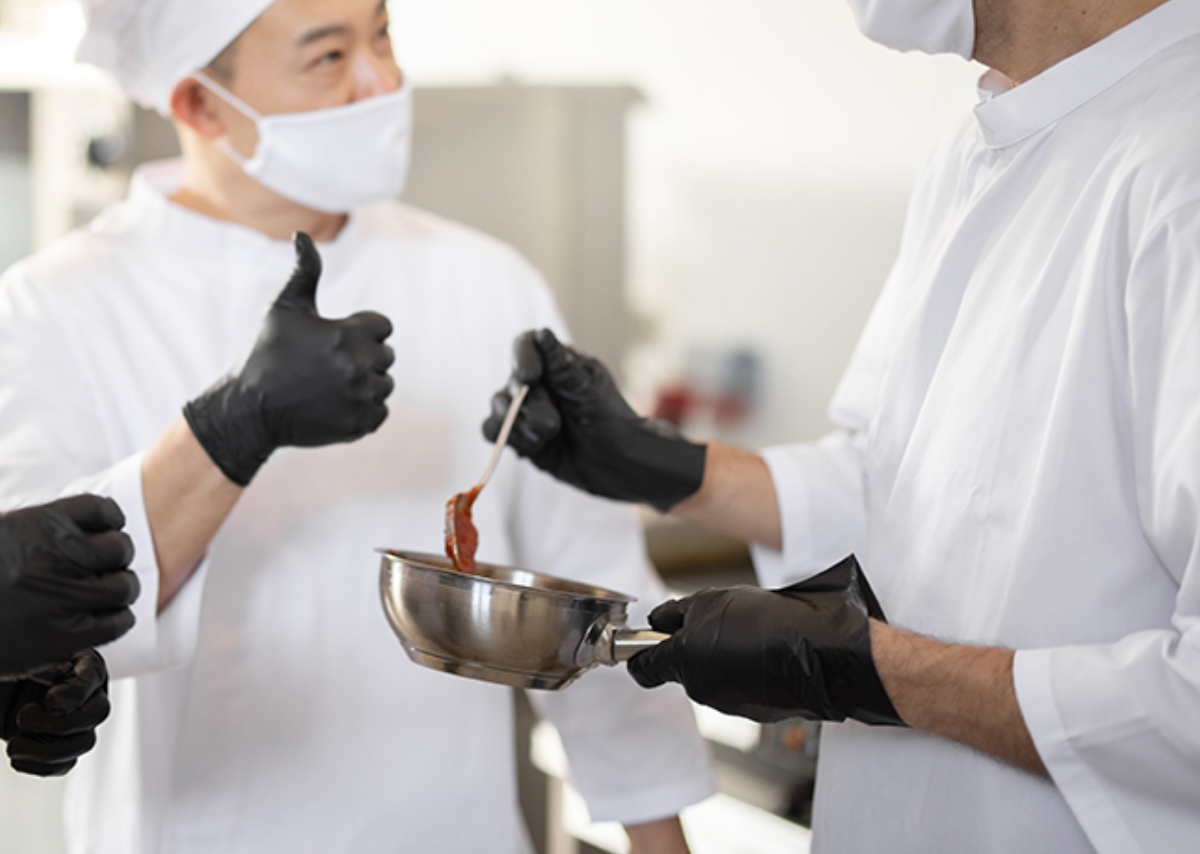 小袋・ポーションカップ・スタンドパウチへ小ロットで充填可能なサンキョーヒカリが開発した調味料を使用した厨房の様子のイメージ