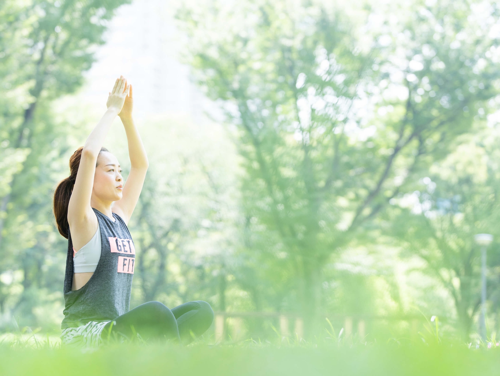 サンキョーヒカリがOEM･PB開発したゼリー・健康食品で笑顔になる健康的な女性のイメージ