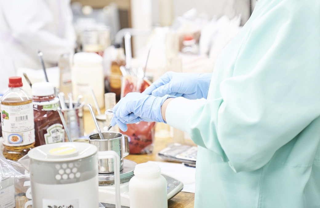 ソース・たれ・ドレッシング等の調味料やゼリー・健康食品のOEM･PB開発の様子