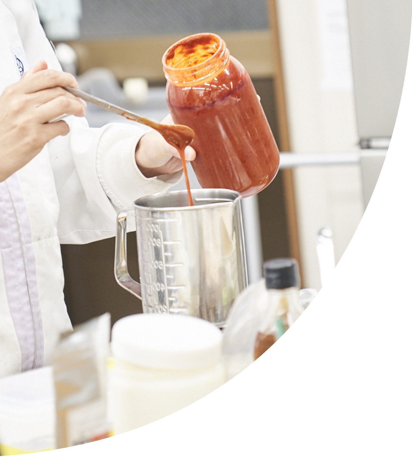 ソース・たれ・ドレッシング等の調味料やゼリー・健康食品のOEM･PB開発の様子