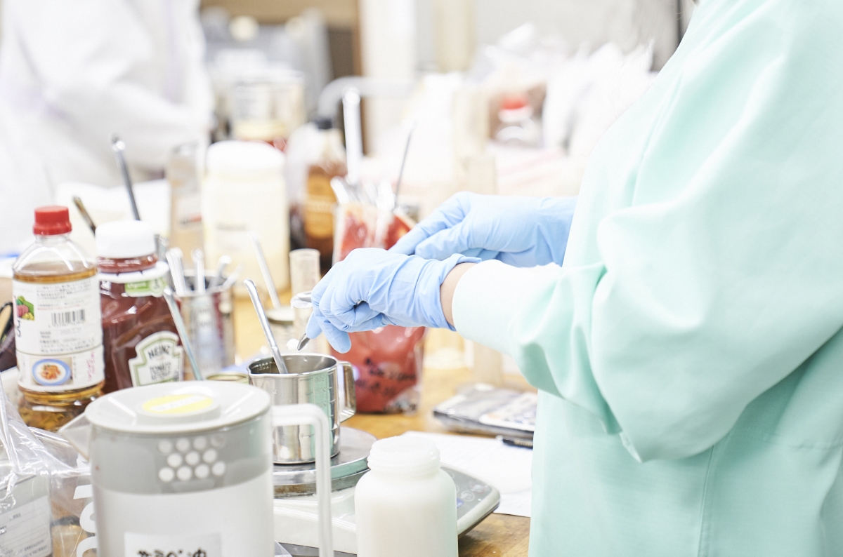 ソース・たれ・ドレッシング等の調味料や、ゼリー・健康食品のOEM･PB開発を小ロットから対応できるサンキョーヒカリの開発風景