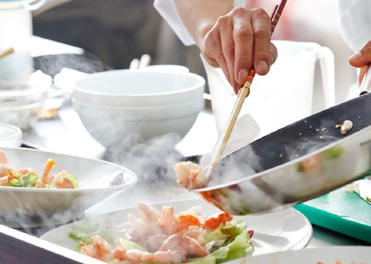 液体調味料のOEM･PB開発を小ロットから対応できるサンキョーヒカリのソース・たれ・ドレッシングを使った厨房の様子