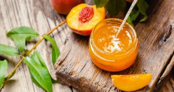 余ってしまった缶詰の桃を賞味期限を長く保てるジャムに加工